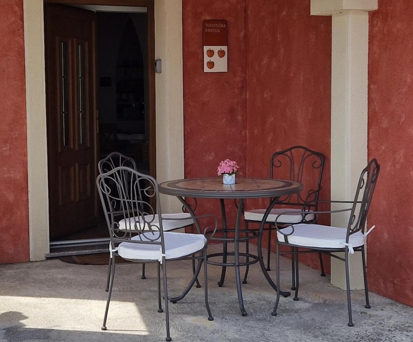 Wine & Apartment Vinales โคเปร์ ภายนอก รูปภาพ